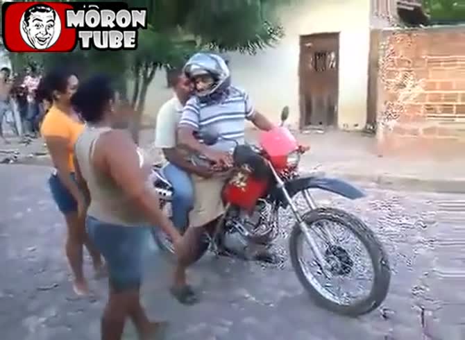Video :On motorcycles, two inebriated men slam their faces into one another